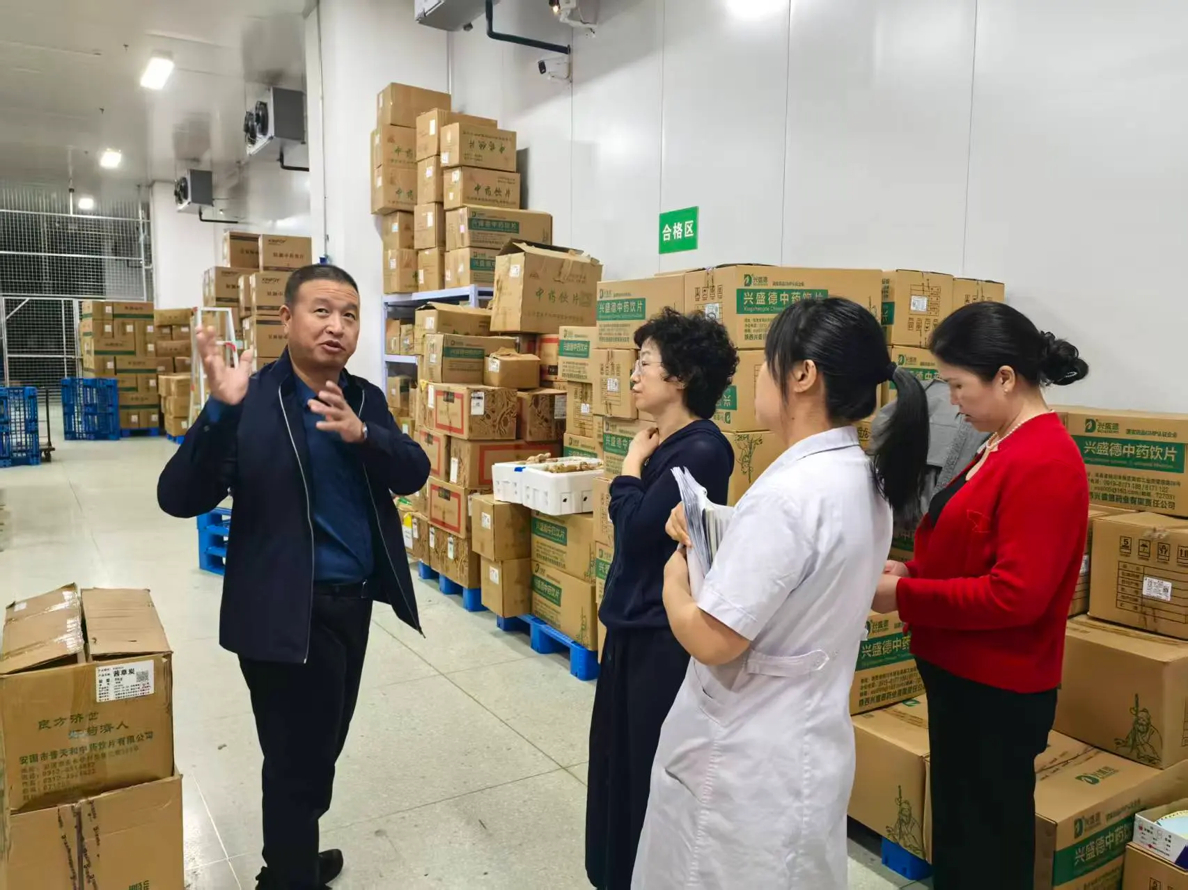 陕西省中医医院领导参观药材与物料管理区域